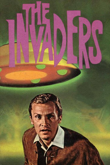 David Vincent (Roy Thinnes) looking at the viewer, while behind him a flying saucer hovers, above them the show title 'THE INVADERS' in pink text.